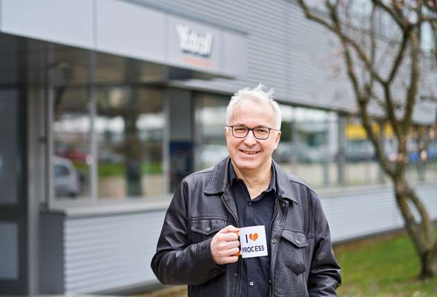 Dr. Hans-Joachim Jacob, Senior Expert Process and Applications, Ystral: Das Leitthema von Ystral bei der Achema 2024 ist „Innovation statt Tradition“. ‚Altbewährte‘ Fertigungsmethoden und Technologien bremsen uns aus. Es ist zwar reizvoll, Anlagen und Prozesse so lange zu betreiben, wie sie noch funktionieren, aber es ist nicht effektiv. Und ersetzt oder erweitert man eine bestehende Anlage mit genau der gleichen ‚bewährten‘ Technologie, dann verlängert man das Problem um Jahre. Innovationen ermöglichen es uns, die Grenzen traditioneller Verfahrenstechniken zu überwinden und effizientere, nachhaltigere und zukunftssichere Lösungen zu entwickeln. Hierzu möchten wir mit den Messebesuchern ins Gespräch kommen, denn häufig sind die innovativen verfahrenstechnischen Methoden und Lösungen gar nicht bekannt – dabei sind sie immer mit Vereinfachungen und Kosteneinsparungen verbunden.