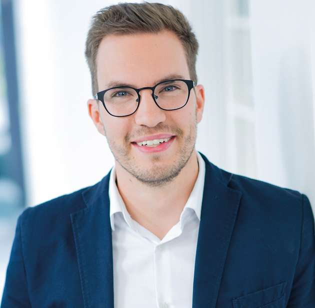 Dion Stibany, Segment Manager Industrie, Dräger Safety: Unsere Mission bei Dräger ist es, die grüne Transformation sicher zu gestalten. Als Anbieter von Sicherheitstechnik und Gold Partner der diesjährigen „Sonderschau Wasserstoff“ unterstützen wir unsere Kunden bei dem Einsatz neuer Energieträger wie Wasserstoff oder dessen Derivate. Wir begleiten und beraten unsere Partner entlang der gesamten Wertschöpfungskette von der Produktion, über den Transport bis hin zur Nutzung in der Industrie oder dem Mobilitätssektor. Auch gut durchdachte Digitalisierung kann dazu beitragen, nachhaltiger zu werden. Wir vernetzten unsere Gaswarntechnik, um dem Kunden neue Mehrwerte zu bieten, wie etwa die Transparenz über ihre Emissionen. In Zeiten des Wandels sind wir für unsere Kunden ein verlässlicher Sicherheitspartner. Die Themen „Digitalisierung“ und „Grüne Transformation“ können so auch auf unserem Messestand erlebt werden.