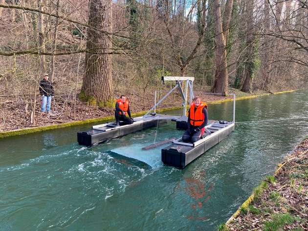 Dr. Georg Walder und Dr. Richard Eckl bei der Installation der Pilotanlage des Energyfish im Auer Mühlbach in München.