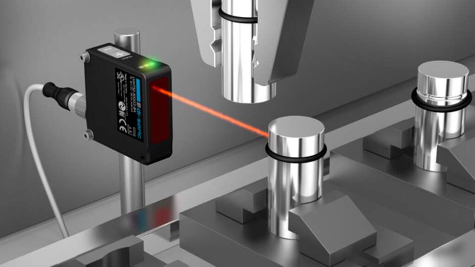 Flexibel einsetzbarer Laser-Abstandssensoren LVHT-52 von Di-soric: erkennt über den präzise eingeteachten Schaltpunk, ob ein O-Ring vorhanden ist und korrekt sitzt. 