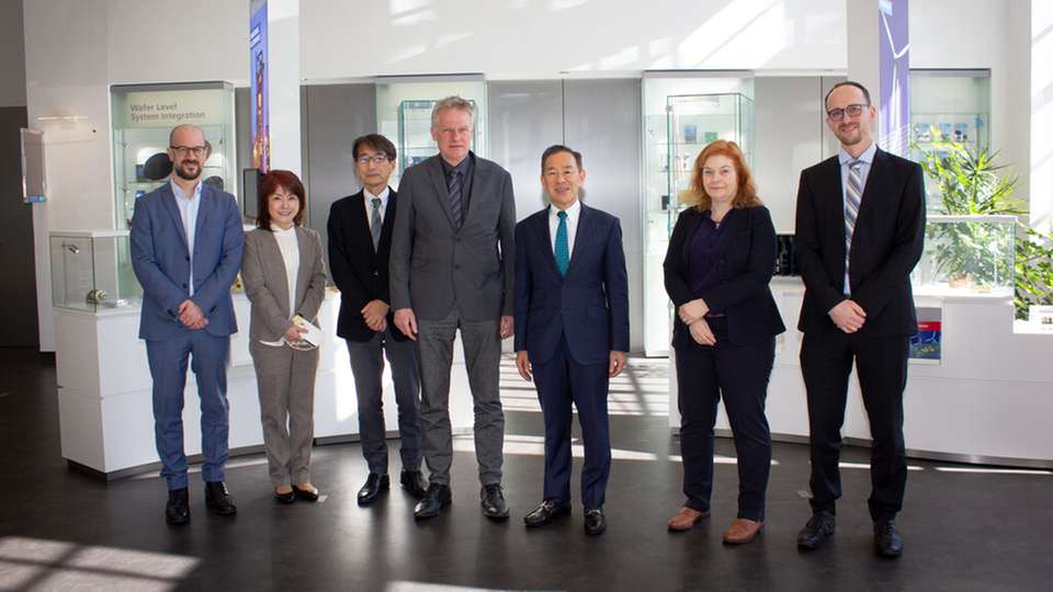 Rapidus und Fraunhofer IZM kooperieren im Bereich High-End Performance Packaging: Dr. A Koike (Präsident der Rapidus, 3. v.r.) und Prof. Dr. M. Schneider-Ramelow (Institutsleiter des Fraunhofer IZM, 4. v.r.)