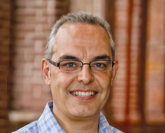 Oliver Gruner, Corporate Account Director Iconics: „Seit dem Zusammenschluss mit Mitsubishi Electric verfolgen wir eine integrative Strategie, bei der wir die Stärken beider Unternehmen nutzen, um unseren Kunden erstklassige Lösungen anzubieten. Technologisch gesehen haben wir begonnen, unsere Softwareprodukte stärker mit der Hardware von Mitsubishi Electric zu integrieren. Dies ermöglicht es uns, die Leistungsfähigkeit unserer Lösungen zu verbessern und gleichzeitig eine nahtlose Interaktion zwischen Hard- und Software zu gewährleisten. Zum Beispiel haben wir begonnen, unsere Visualisierungssoftware Genesis64 SCADA und unsere Historian-Lösung enger mit den Steuerungen, Robotern und Antrieben von Mitsubishi Electric zu verknüpfen. Dadurch können wir eine umfassende End-to-End- Lösung anbieten, die sowohl die Steuerung als auch die Überwachung und Analyse von Maschinen, Fertigungsprozessen und ganzen Anlagen ermöglicht.“