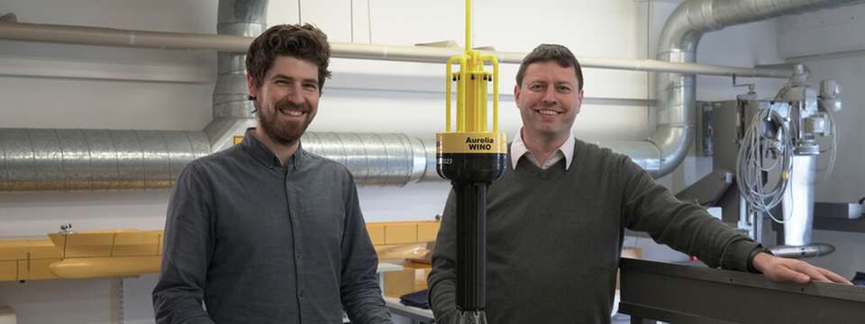 In den kommenden Monaten wollen Julian Pforth (links) und Prof. Christian Keindorf gemeinsam mit Studierenden den Umlauftank des Schiffbaulabors nutzen, um das Schleppverhalten eines maßstabsgetreuen Modells des Wellenkraftwerks zu erforschen.