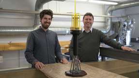 In den kommenden Monaten wollen Julian Pforth (links) und Prof. Christian Keindorf gemeinsam mit Studierenden den Umlauftank des Schiffbaulabors nutzen, um das Schleppverhalten eines maßstabsgetreuen Modells des Wellenkraftwerks zu erforschen.