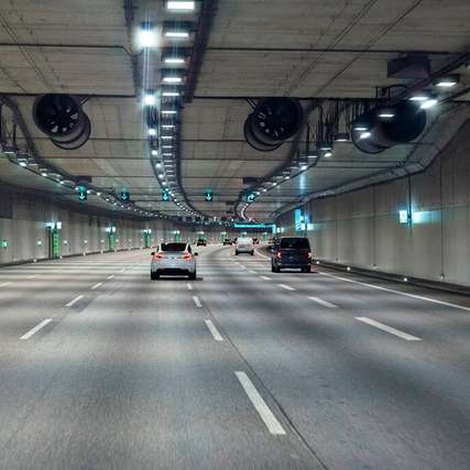 Sentron ECPD für Straßentunnel: Schaltkreise können einfach nach dem Nennstrom der Verbraucher ausgelegt werden, statt nach den deutlich höheren Einschaltstromspitzen, wie sie etwa bei bestimmten Lasttypen wie LED-Leuchten kurzfristig auftreten.