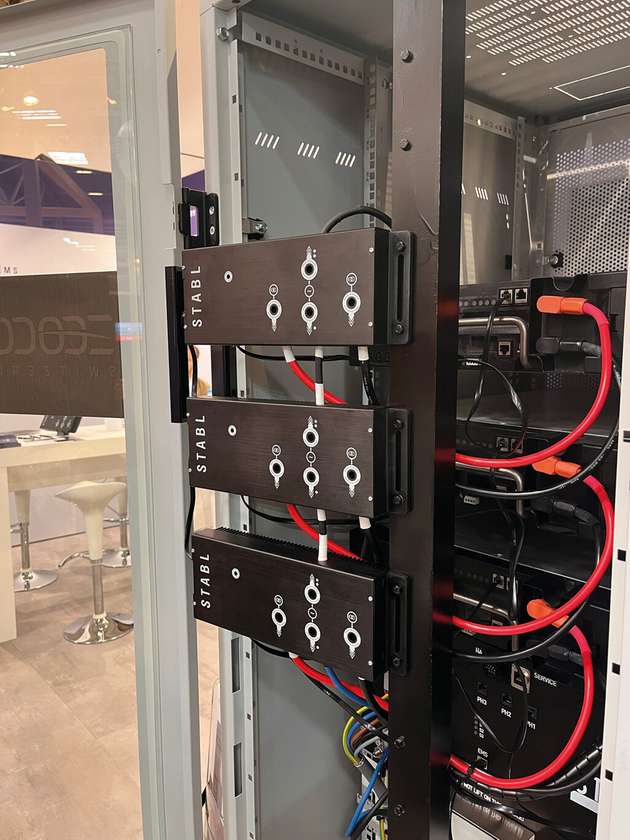 Jedes Modul besteht aus einer Batterie und der Leistungselektronik des Multilevel-Wechselrichters.