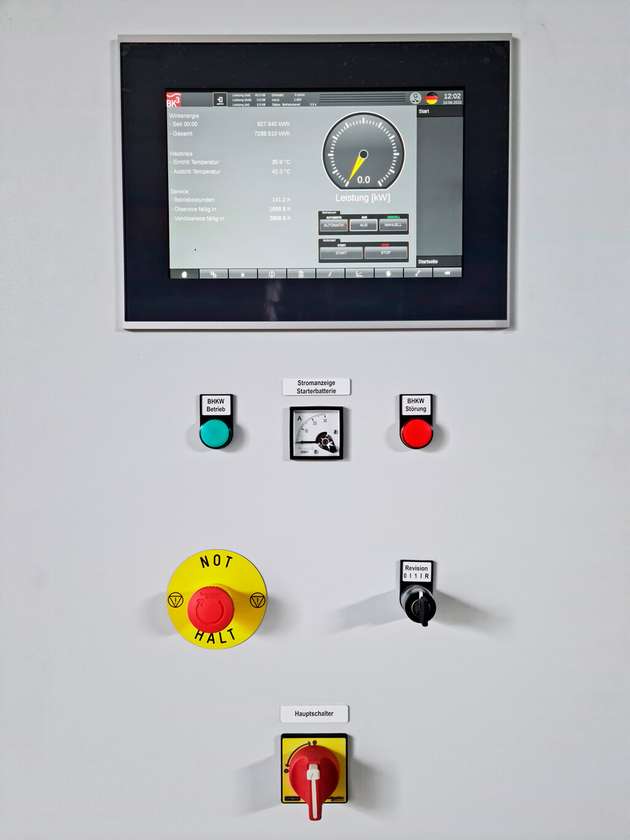 Die Regelungseinheit steuert den Betrieb der BHKW. BK3 setzt dazu nach der Migration erstmals einen Touchpanel ein.