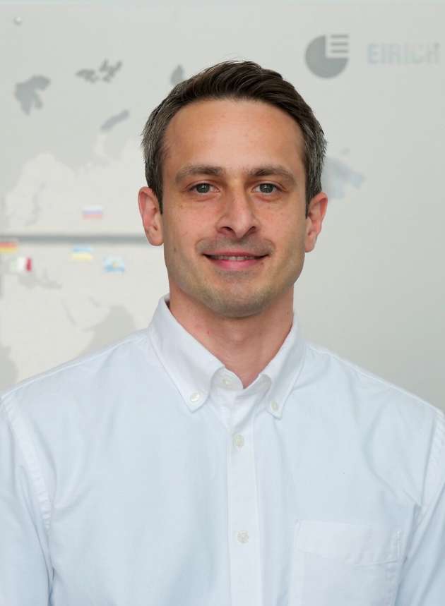 Jan Malik, Salesmanager, Standleiter Achema, Eirich: Die Achema stellt für Eirich jedes Mal ein Highlight dar, da sie uns die Möglichkeit bietet, aus den zahlreichen interdisziplinären Themen heraus spannende Gespräche zu führen und zukunftsweisende Projekte zu initiieren. In diesem Jahr steht unser Messeauftritt im Zeichen der „grünen Transformation“. Mit Stolz präsentieren wir die neuesten Entwicklungen unserer Mischer-Technologie: den Labormischer EL5 und den CleanLine C5 im hygienischen Design. Diese Modelle markieren den Beginn einer neuen Generation von Mischern, die durch intelligente und effiziente Lösungen überzeugen. Zudem stellen wir mit unseren digitalen Lösungen neue Ansätze vor, wie die Industrie in Zukunft ressourcen- und energieeffizienter arbeiten kann. Mit diesen Innovationen möchten wir unser Engagement für technologische Spitzenleistungen und effiziente Produktionslösungen bekräftigen. 