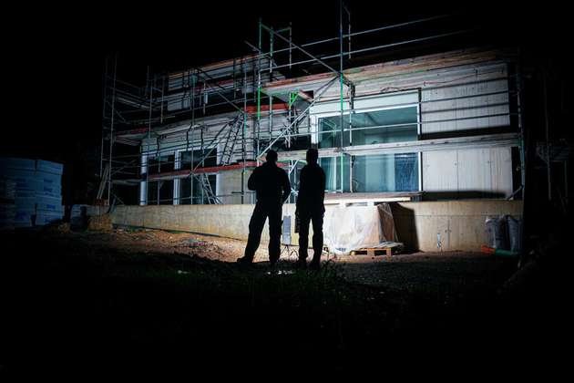 Mit bis zu 4.000 lm leuchtet unser handliches Area Light AF8R Work Arbeiten in Sanitärbereich, Tiefbau, Elektro-, Maler- oder Lackiererhandwerk sowie auf Baustellen großflächig und effizient aus.