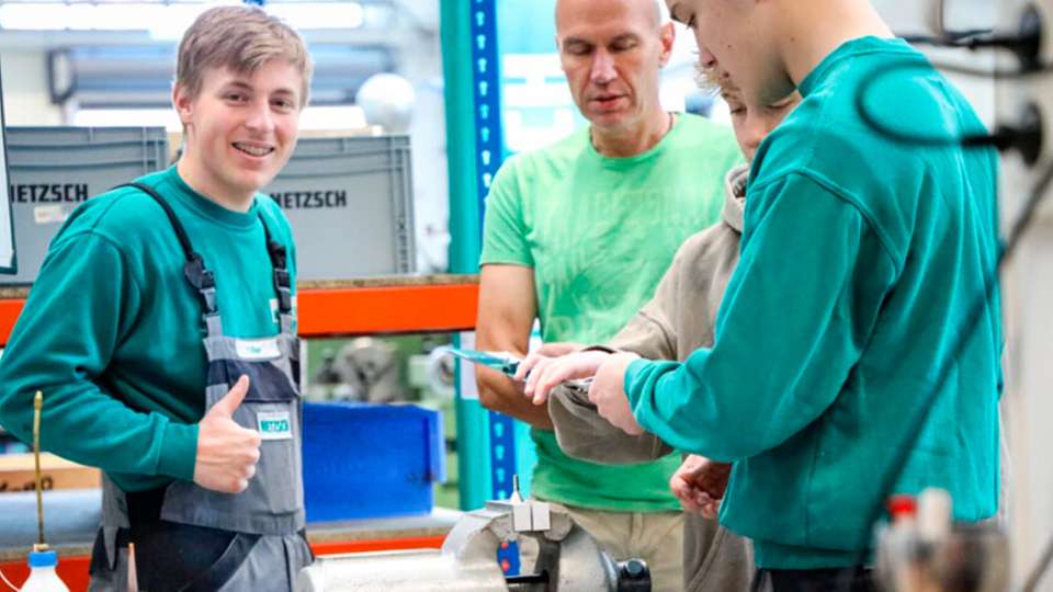 Eine der Möglichkeiten auf dem Netzsch-Ausbildungstag: Beim Gewindeschneiden konnten Kinder und Jugendliche ihr handwerkliches Geschick unter Beweis stellen.