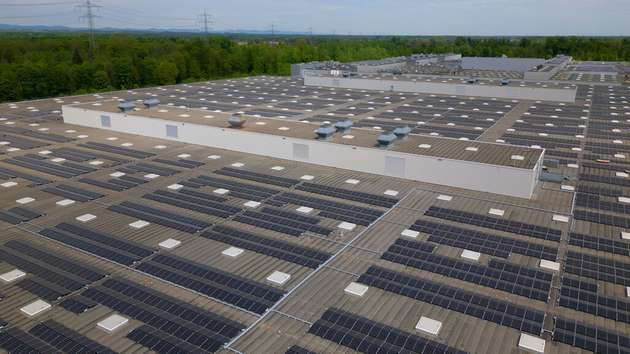 Das Sunrock-Solardachanlage bei Mercedes-Benz in Rastatt, Deutschland