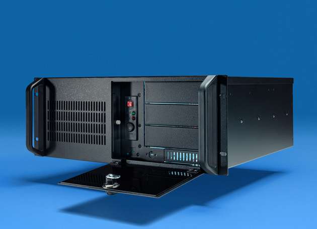 Der IPC 402 von Heitec mit Laufwerkslots, Bedienelementen, LEDs und Filtermatte