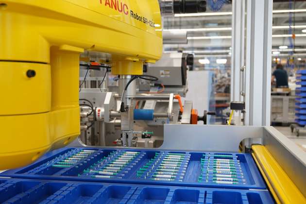 Pro Minute etikettiert die HERMA Etikettierzelle 211 HC RC rund 20 Produkte. Sie ist damit etwa 25 Prozent schneller als eine vergleichbare halbautomatische Etikettiermaschine ohne Robotikeinsatz, und zwar ohne Konzentrationsverlust über längeren Zeitraum.