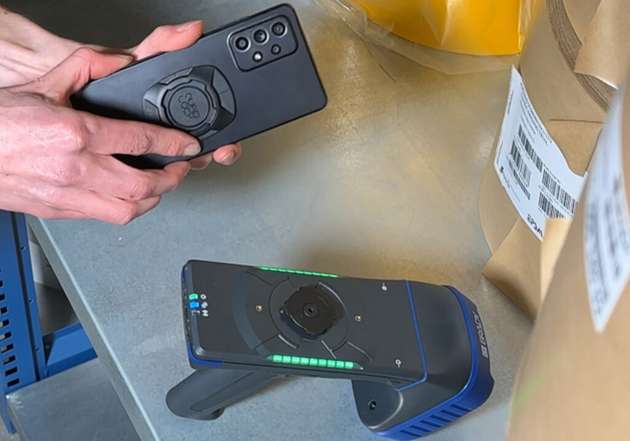 Das EXA81-Zusatzgerät ermöglicht die einfache Ausstattung von Android- und Apple-Smartphones und -Tablets. Die sichere Befestigung erfolgt mittels Schrauben oder Quadlock.