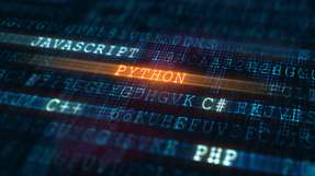 Python ist eine vielseitige und flexible Programmiersprache, die aufgrund ihrer einfachen Syntax, guten Lesbarkeit und der Unterstützung verschiedener Programmierparadigmen in zahlreichen Anwendungsgebieten wie Datenanalyse, Machine Learning, Webentwicklung, Prototyping und mehr, in Wissenschaft, Wirtschaft und Bildung weit verbreitet ist und durch ein umfangreiches Ökosystem unterstützt wird.