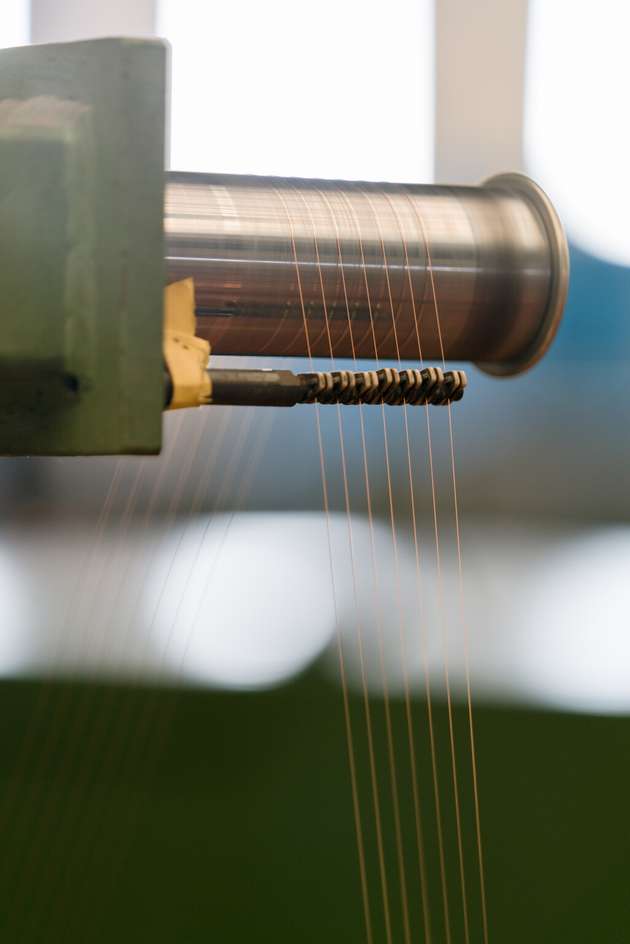 Im Kupferzug werden die Kupferlitzen in die benötigte Dicke gezogen. 