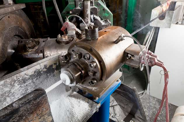 Auch die Kunststoffschmelze für den Außenmantel wird durch einen Extrudor aufgebracht. 