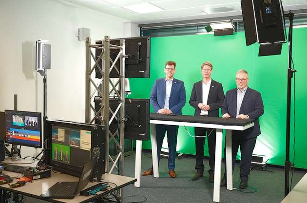 Christoph Kelzenberg, Frank Possel-Dölken und Thomas Bischoff (von links nach rechts) bei einer internen Informationsveranstaltung unter anderem zur Verkündung von Richtlinieninhalten, Corporate AI Manager und Schulungskonzept