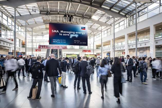 Fachhandwerker finden auf dem SMA Messestand Komplettlösungen aus hochwertigen Geräten und Services für die Solarstromerzeugung in Eigenheimen.