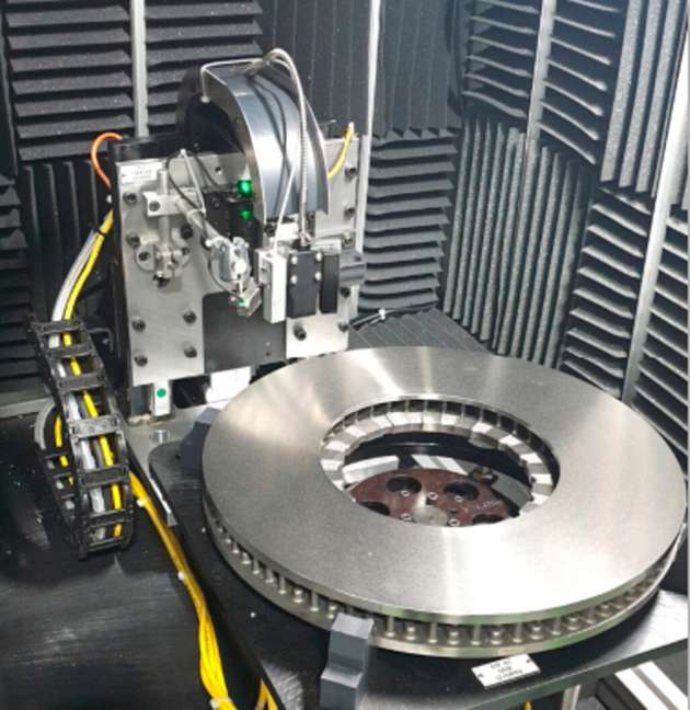 Gegossene Bremsscheiben werden mit der laserangeregten, berührungslosen Ultraschallprüftechnologie von Xarion inline auf Risse und Defekte untersucht, um höchste Qualitätsstandards in der Automobilsicherheit zu gewährleisten. Ein Laser stimuliert den inspizierten Bereich, wodurch eine Ultraschallwelle im Material erzeugt wird. Das optische Mikrofon von Xarion erfasst den Ultraschall und detektiert Signaländerungen, die auf Defekte hinweisen.