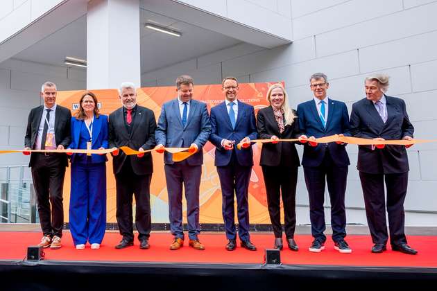 v. l.: Guido Seidel, Geschäftsführer bei Wacker Biotech, Susanne Leonhartsberger, Leiterin Wacker Biosolutions, Armin Willingmann, Minister für Wissenschaft, Energie, Klimaschutz und Umwelt des Landes Sachsen-Anhalt, Sven Schulze, Minister für Wirtschaft, Tourismus, Landwirtschaft und Forsten des Landes Sachsen-Anhalt, Christian Hartel, Vorstandschef von Wacker Chemie, Melanie Käsmarker, Geschäftsführerin von Wacker Biotech, Egbert Geier, Bürgermeister der Stadt Halle, Wolfgang Büchele, Vorstandschef von Exyte 