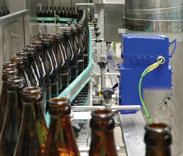 Das mechatronische Antriebssystem Movigear performance vereinigt Synchronmotor, Getriebe und Frequenzumrichter als vollintegrierte Einheit in einem kompakten Gehäuse. Es wurde speziell für die horizontale Fördertechnik entwickelt und kommt in zahlreichen Brauereien zum Einsatz. Die integrierte Kommunikationsschnittstelle ermöglicht die direkte Anbindung an die BMS-Steuerung.