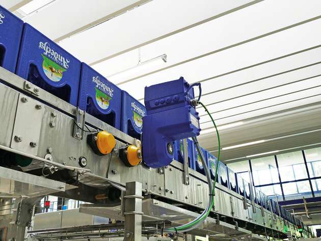 Auch der Antrieb der Förderbänder für den Transport der Bierkästen erfolgt durch energieeffiziente Antriebseinheiten Movigear performance. Dank dieser neuen Antriebe wurde der Gesamtenergieeinsatz in der Füllerei verringert.
