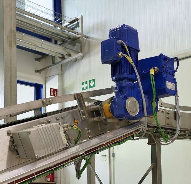 Für schräge Förderstrecken, die eine Bremse erfordern, kommen Standard-Asynchronmotoren zum Einsatz, die über motornahe Umrichter Movimot flexible gespeist werden. Die besonders energieeffizienten Antriebseinheiten Movigear performance, rechts daneben, werden ausschließlich für waagerechte Förderstrecken eingesetzt. Sie speisen kinetische Energie komplett zurück und benötigen daher keine Bremse.