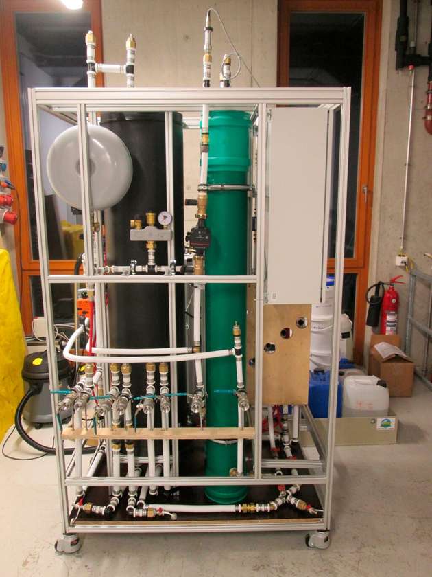 Eine Wärmepumpe mit Propan-Kältekreis - Das Thermomanagement-Modul in der Aufbauphase.