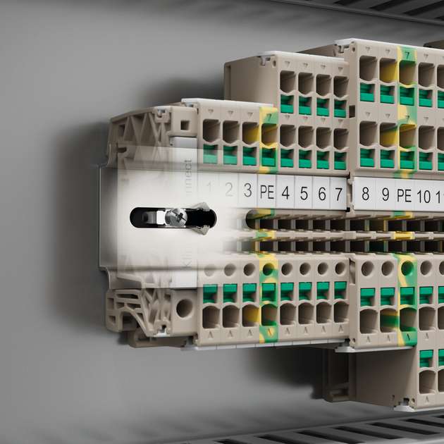 Die Klippon RailSnapper werden so platziert, dass sie später bei der Montage durch die Langlöcher der Tragschiene geführt werden können.