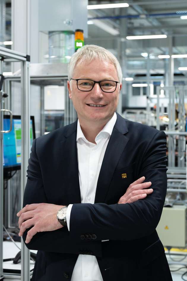 Harald Müller, Director Technology, Endress+Hauser Temperature+System Products, für Profibus Nutzerorganisation (PNO): SPE wird die Vielfalt in der Feldebene reduzieren. Es gibt zwei Anforderungsbereiche: Prozessindustrie mit Ex-Bereich und andere Industrien wie Fabrik- und Gebäudeautomatisierung sowie Energieproduktion. Die Prozessindustrie hat Ethernet-APL erfolgreich umgesetzt, technologische Grundlagen sind gelöst und Geräte sowie Systeme stehen bereit. Neue Anlagen werden weltweit geplant. Erweiterungen für PROFIsafe, Security Level 2, und Anwendungen im nicht Ex-Bereich via SPE sind in Entwicklung. Die APL-/SPE-Ethernet-Kooperation arbeitet an protokollunabhängigen Punkten und Erweiterungen. SPE wird in Profinet integriert, Bandbreitenerweiterungen, rückwärtskompatibles AutoNeg, und PROFIsafe Integration werden entwickelt. Ein einheitlicher „Physical Layer“ auf Basis von SPE und Ethernet-APL für alle Industrien wird die Vielfalt in der Feldebene auf jeden Fall weiter reduzieren.