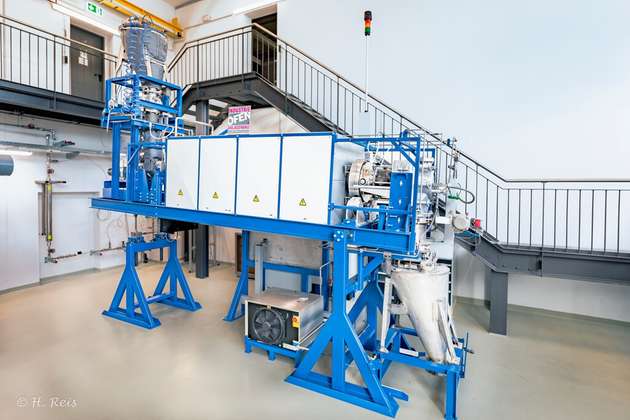 In der Pilotanlage wird Belit-Zementklinker in einem elektrisch beheizten Drehrohrofen bei unter 1.000 °C aus bisher kaum genutztem feinen Betonbruch und Kalk produziert.