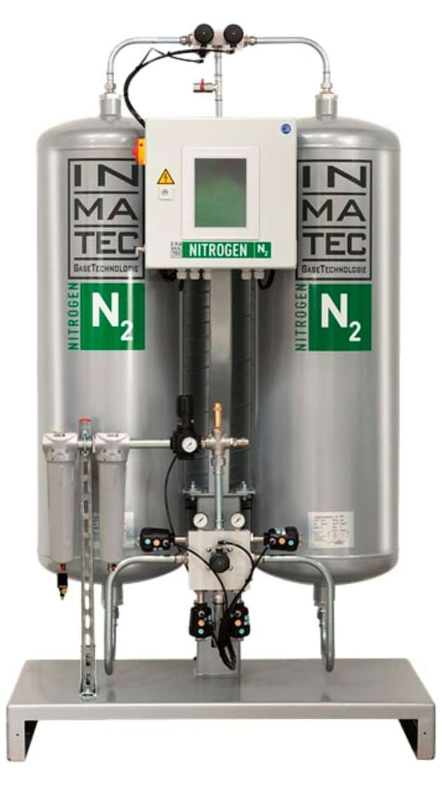Mit der Kombination eines modifizierten PN-Stickstoffgenerators (PNK) und eines H2KAT-Wasserstoffkatalysators bietet Inmatec ein höchst effizientes und wirksames System für die Eigenerzeugung von Stickstoff der höchsten Reinheitsklasse an. Im Stickstoffgenerator wird Stickstoff mithilfe der Pressure-Swing-Adsorption(PSA)-Technologie unter Einsatz eines hochwertigen Kohlenstoff-Molekularsiebs aus der Umgebungsluft abgeschieden.