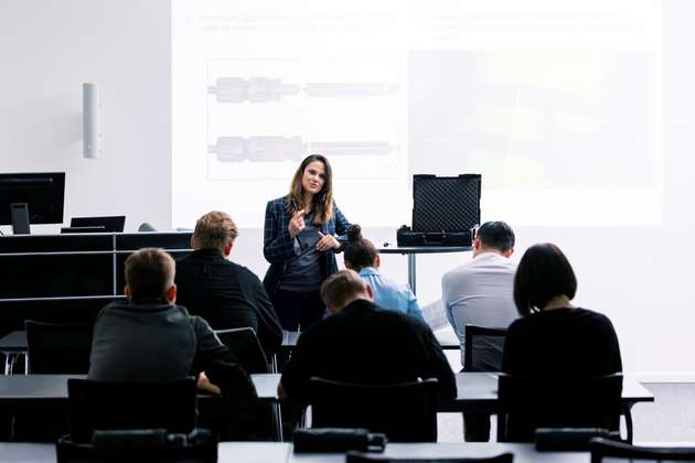 Die Stäubli Training Academy behandelt Themen zur Erhöhung der Sicherheit in PV-Anlagen.