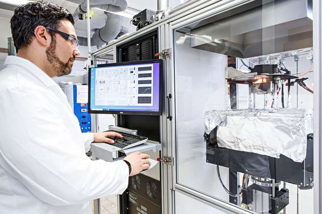 Für die Charakterisierung der Rezyklate und der Compounds kommen im Fraunhofer LBF verschiedene Verfahren zum Einsatz, beispielsweise erfolgen Flammwidrigkeitsprüfungen nach UL 94 für Probekörper.