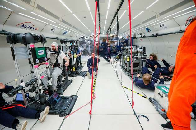 Blick in das Innere des Flugzeugs während der Phase der Schwerelosigkeit
