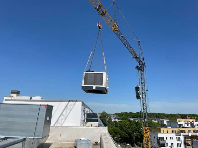 JA zur Wärmepumpe auf dem Dach in urbanen Ballungsräumen am Beispiel von Berlin: Die Anlieferung einer Wärmepumpe.