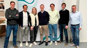 Über die besiegelte Partnerschaft zwischen Envelio und Digimondo freuen sich (von links): Dr. Simon Koopmann (Envelio, CEO), Alonso Ortega Salinas (envelio, Product Manager Innovation), Lara Lapotnikoff (Envelio, Head of Sales DACH), Jonas Thiel (Digimondo, Head of Business Development), Tim Geisler (Envelio, Product Manager Data Integration), Markus Andresen (Digimondo, Projekt- & Produktmanagement), Christopher Rath (Digimondo, CEO).