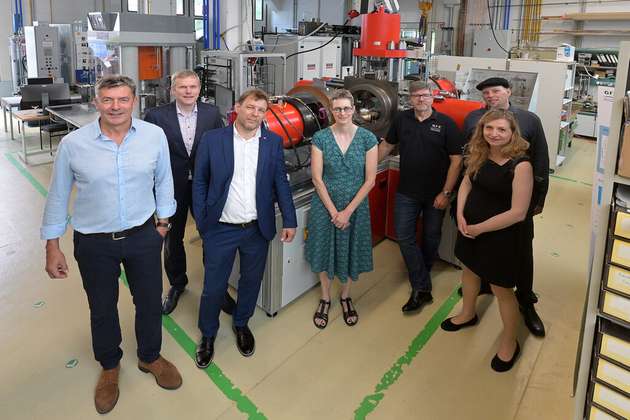 Ingo Sass, Leiter GFZ-Sektion Geoenergie (m. GFZ-Logo), die Wiss. GFZ-Vorständin, Susanne Buiter (M.), der Admin. GFZ-Vorstand GFZ, Stefan Schwartze (2.v.l.), dazu Vertreter von EFRE (re.), ILB, & der Firma ASP Wille Geotechnik (l.), Erbauer der Anlage