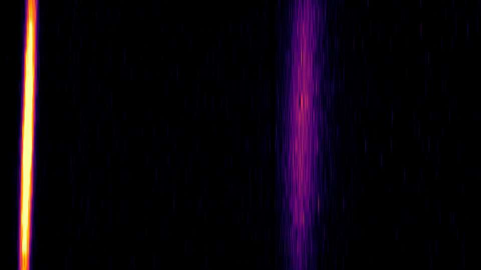 Foto der elastisch gestreuten Röntgenstrahlen (helles gelbes Licht links) und der von den Plasmonen gestreuten Strahlen (schwaches violettes Licht rechts)