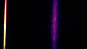 Foto der elastisch gestreuten Röntgenstrahlen (helles gelbes Licht links) und der von den Plasmonen gestreuten Strahlen (schwaches violettes Licht rechts)
