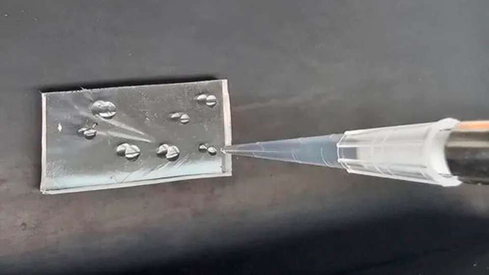 Selbstheilendes Glas entdeckt Das selbstheilende Glas wird durch das Verdampfen einer wässrigen Lösung eines aromatischen Peptids mit einer Drei-Tyrosin-Sequenz (YYY) bei Raumtemperatur spontan gebildet.