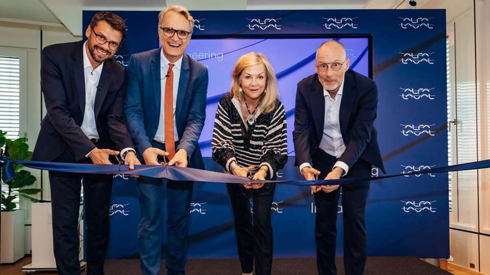 Feierliche Eröffnung der neuen DACH-Zentrale von Alfa Laval in Hamburg: Sven Schreiber, Geschäftsführer von Alfa Laval Mid Europe und damit verantwortlich für die DACH-Region, Andreas Rieckhof, Staatsrat der Hamburger Behörde für Wirtschaft und Innovation, die Botschafterin von Schweden in Deutschland, Veronika Wand-Danielsson und Joakim Vilson, Vorstandsmitglied Alfa Laval.