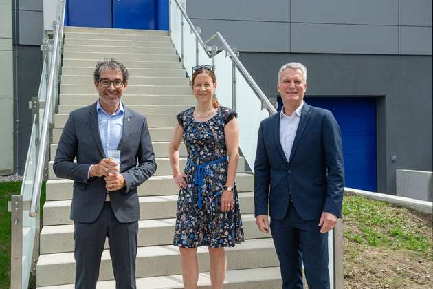 Einweihung des Neubaus beim Wasserwerk in Ottersdorf, bei 76437 Rastatt. Der Neubau beherbergt Aktivkohlefilter zur Entfernung von PFAS aus dem Grundwasser. V.l.  Dr. Andre Baumann (Staatssekretär MDL), Monika Müller (OB der Stadt Rastatt), Olaf Kaspryk (Geschäftsführer Stadtwerke Rastatt).