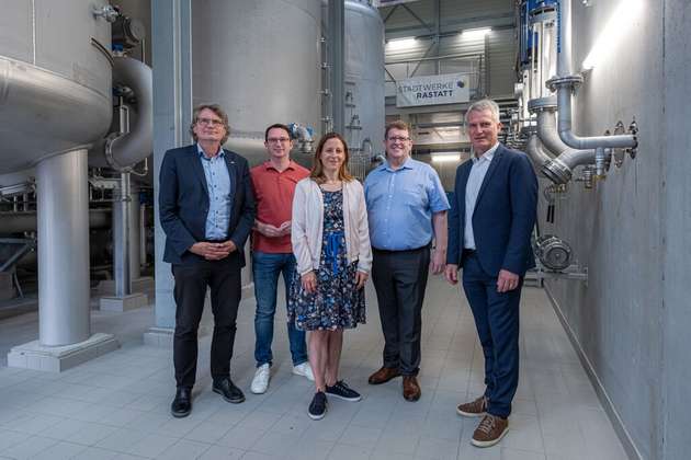 inweihung des Neubaus beim Wasserwerk in Ottersdorf, bei 76437 Rastatt. Der Neubau beherbergt Aktivkohlefilter zur Entfernung von PFAS aus dem Grundwasser. V.l. Thomas Hentschel (MdL die Grünen), Jonas Weber MdL SPD), Monika Müller (OB der Stadt Rastatt) Dr. Andreas Becker Mdl CDU), Olaf Kaspryk (Geschäftsführer Stadtwerke Rastatt).