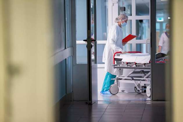 Könnten Large Language Models in einer Notaufnahme anhand von Krankheitssymptomen die richtigen Tests anordnen und am Ende eine korrekte Diagnose erstellen? Um das herauszufinden, haben Forschende einen Test mit realen Patientendaten entwickelt.