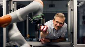 Plattform, die Störungen von Maschinen vorhersagt und Handlungsempfehlung gibt Prof. Dr.-Ing. Martin Kohlhase in der IoT-Factory des Center for Applied Data Science am Campus Gütersloh.