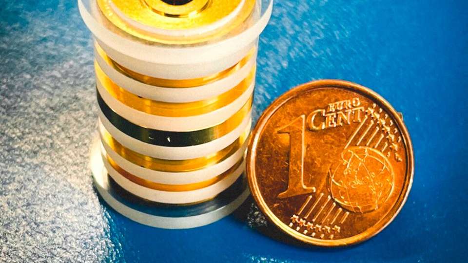 Kalte Antimaterie für quantenaufgelöste Präzisionsmessungen Die „Maxwell-Daemon-Kühldoppelfalle“, die im Rahmen der BASE-Kollaboration entwickelt wurde. Mit ihr können Antiprotonen sehr schnell auf Temperaturen abgekühlt werden, die für Hochpräzisionsmessungen notwendig sind.