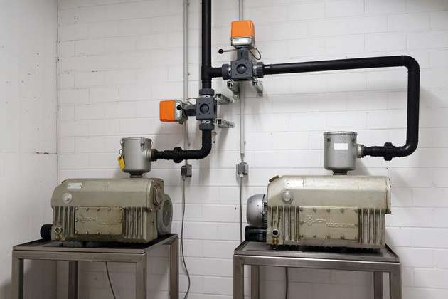 Zwei R5 Drehschieber-Vakuumpumpen von Busch sorgen für das korrekte Vakuumniveau zur Entgasung der Porzellanmasse vor der weiteren Bearbeitung.