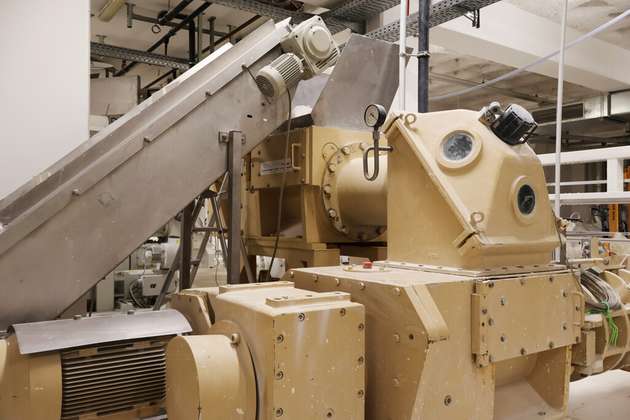 Einer der drei Schneckenextruder, die bei KPM im Einsatz sind, um die Porzellanmasse zu entgasen. 